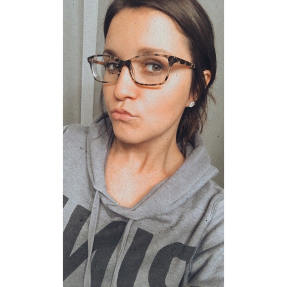 Meet your Posher, Demi - Picture 3 of 3